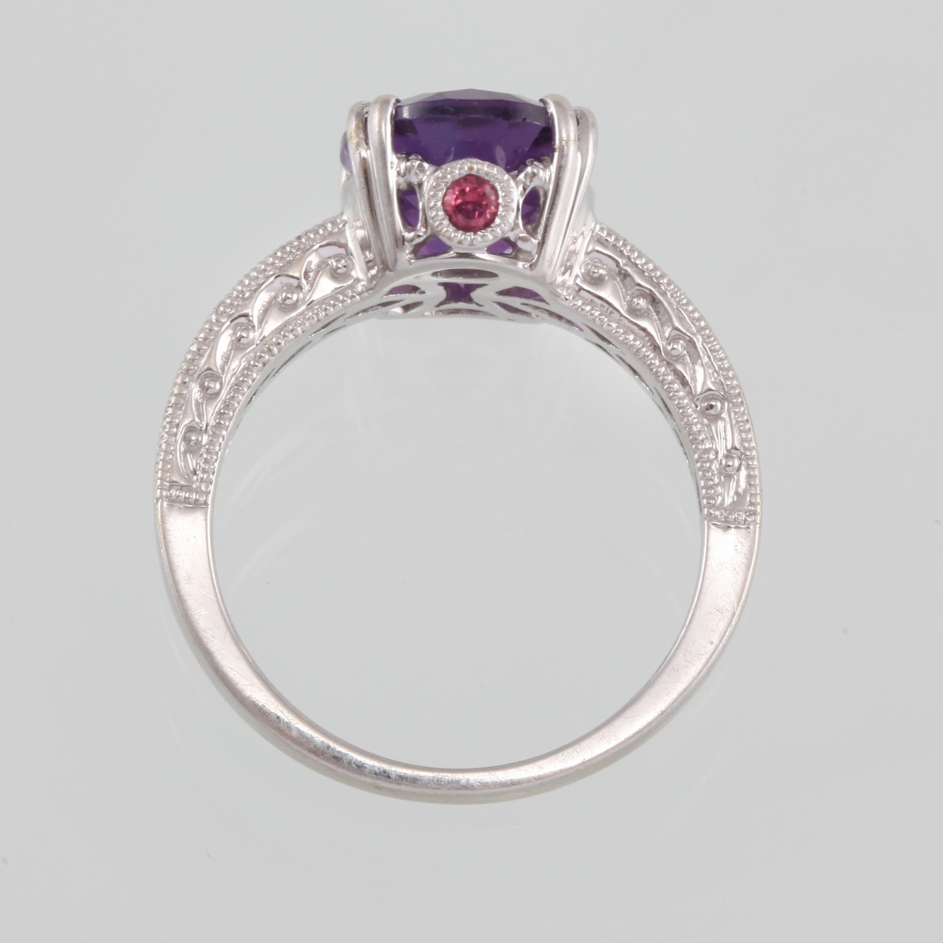 RING, 14K guld med ovalslipad ametist samt åtta briljantslipade diamanter. Vikt 4,6 gram.