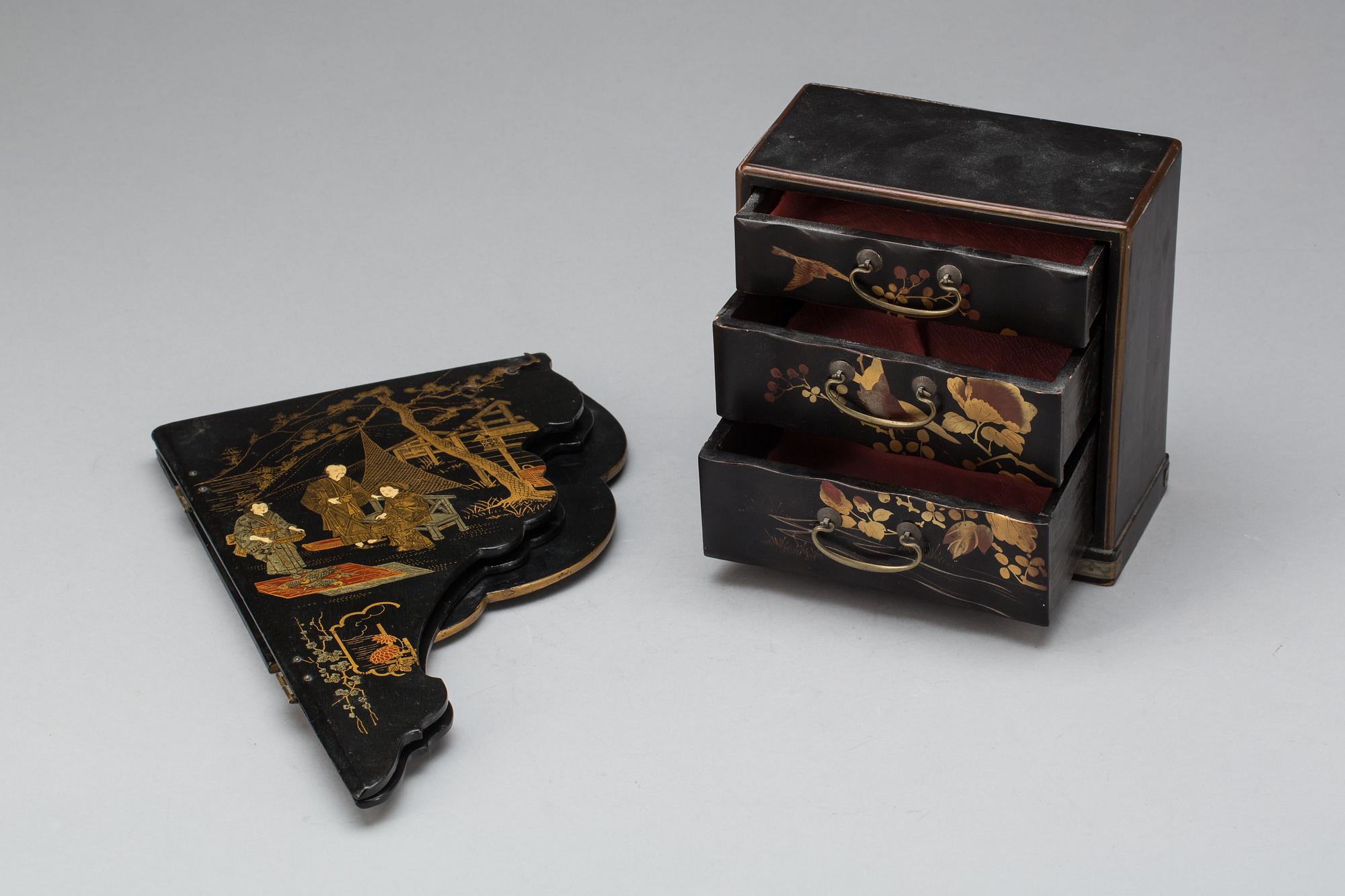 KONSOL samt MINIATYRBYRÅ, lackarbete, Kina. 1900-talets  första hälft.