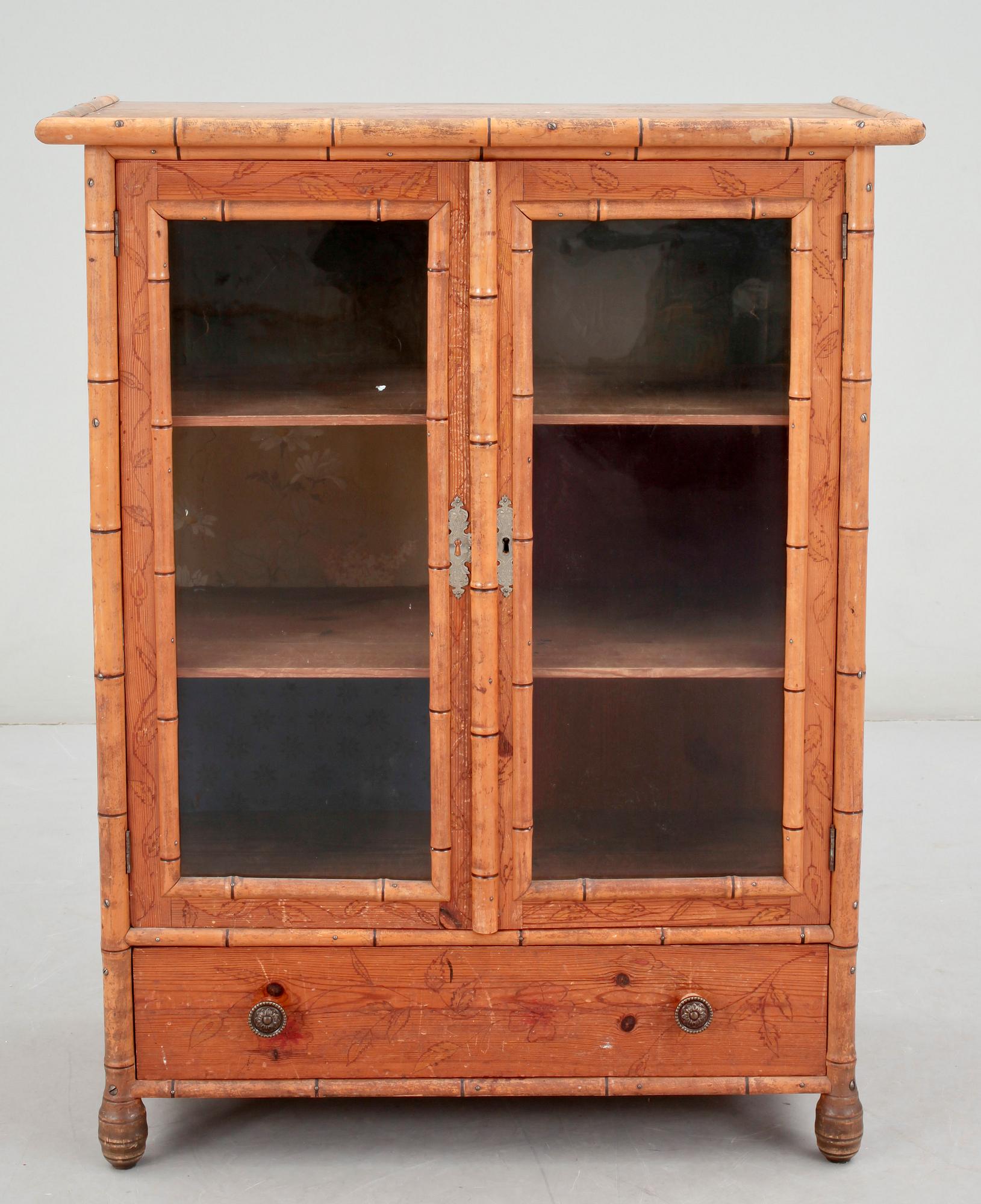 DOCKSKÅP med PARTI INREDNING, omkring 1900.