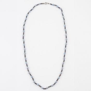 Pearl necklace, clasp in silver.