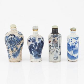 A set of four blue and  white snuff bottles with stoppers, late Qing dynasty/Chine 20th Century.