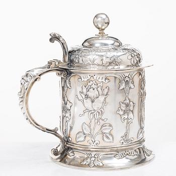 C.G. Hallberg, Dryckeskanna, silver, Stockholm 1903.