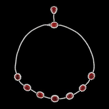 1089. COLLIER med orange safirer totalt ca 21.00 ct samt diamanter totalt ca 7.50 ct.
