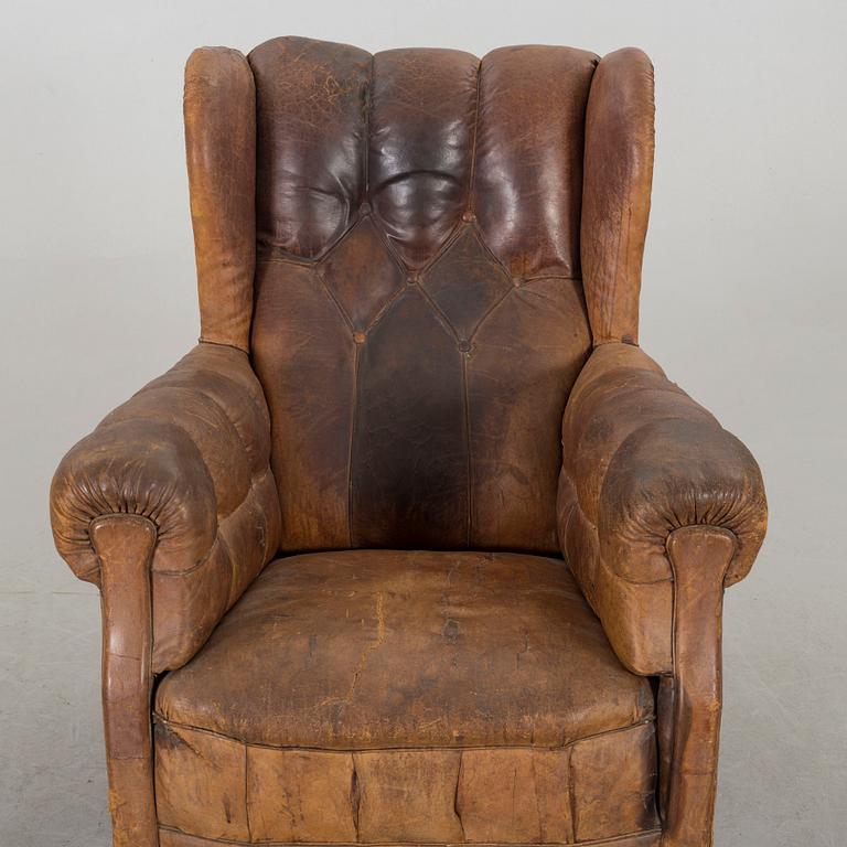 AN LEATHER EASY CHAIR FIRST HALF OF 20TH CENTURY,