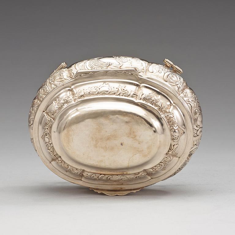 A Russian mid 18th century silver sugar-box, marks of Jakow Semenow Maslennikow, Moscow 1757.