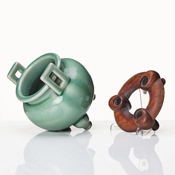 Rökelsekar, tripod, celadon. Qingdynastin (1644-1912).