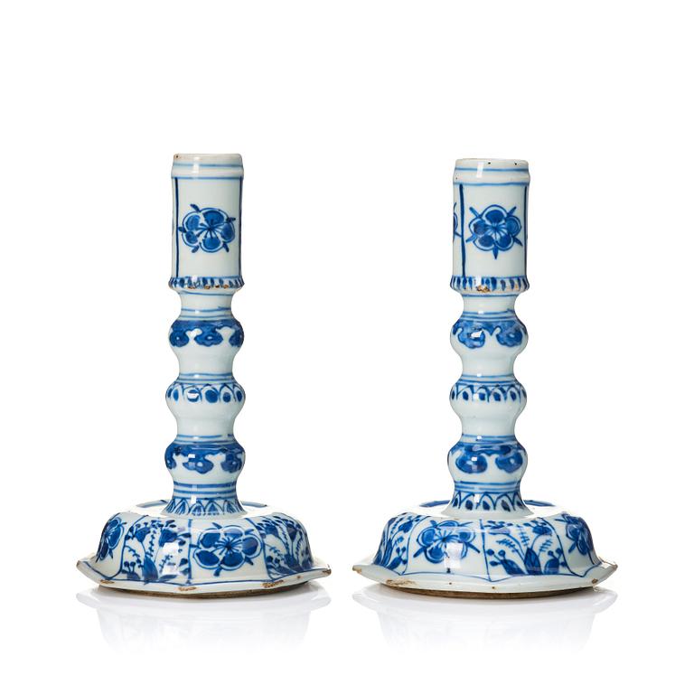 A pair of blue and white candles sticks/covers, Qing dynasty, Kangxi (1662-1722).