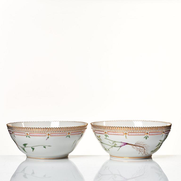 Skålar, två stycken, porslin. Royal Copenhagen, "Flora Danica", Danmark, 1900-tal.