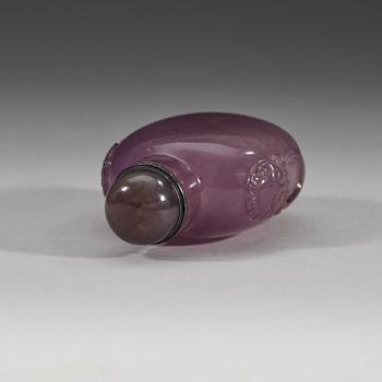 An amethyst snuff bottle with stopper, Qing dynasty (1644-1912).