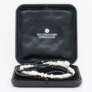 LYNGGAARD, clasp 18K whitegold w 3 brilliant-cut diamonds, 1 row cultured peals and aquamarines, 3 rows of onyx beads.