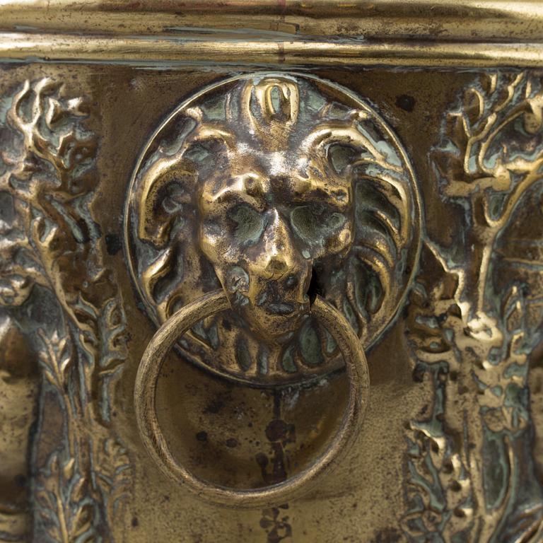 AN 18TH/19TH CENTURY BRASS FLOWER POT.