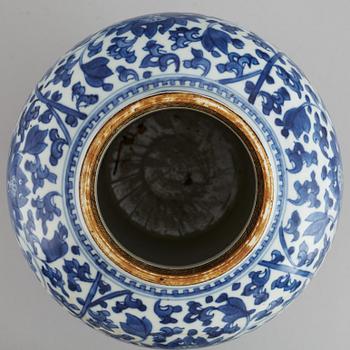 A blue and white jar with cover, Qing dynasty, 18th Century.