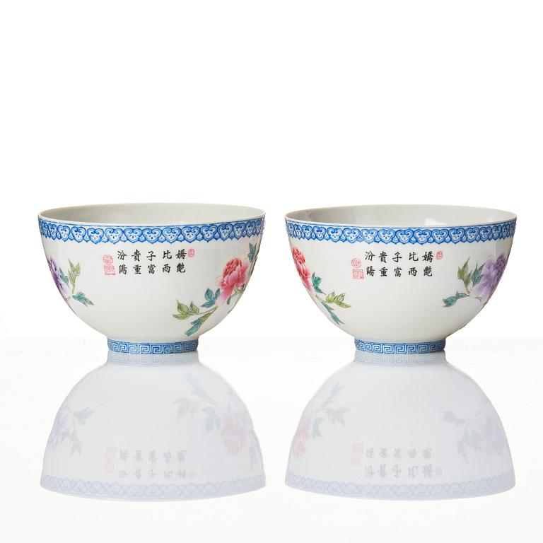 A pair of Chinese bowls, 20th Century.