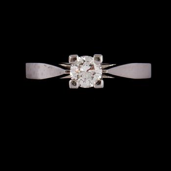 RING, 18K vitguld med briljantslipad diamant, 0.42 ct, Gustav Dahlgren, Malmö, 1974. Vikt 3,9 g.