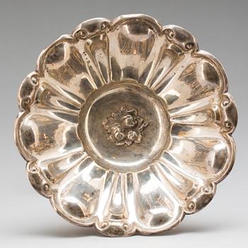 UPPSATSSKÅL, silver, nyrokoko. Carl Nyström, Stockholm, 1849. Vikt ca 470g.