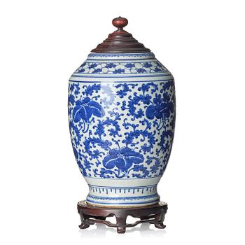 1340. A blue and white 'lily' vase, Qing dynasty, crica 1800.