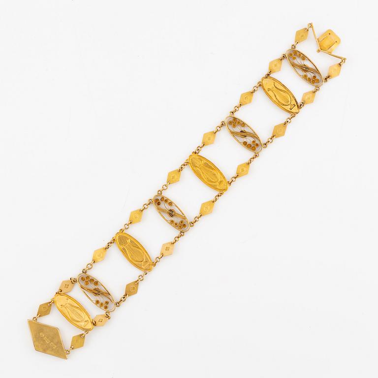 A bracelet in 20K gold.