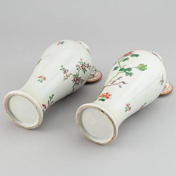 Vaser med lock, ett par, porslin. Frankrike, Samson, 1800-talets slut.