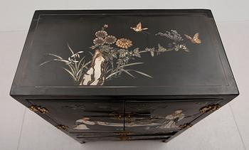 SKÅP, orientaliskt, 1900-talets första hälft.