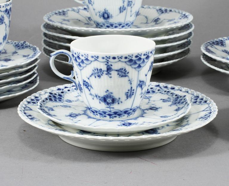 SERVISPORSLIN, 16 st, porslin, "Musselmalet", Royal Copenhagen, 1900-talets andra hälft.