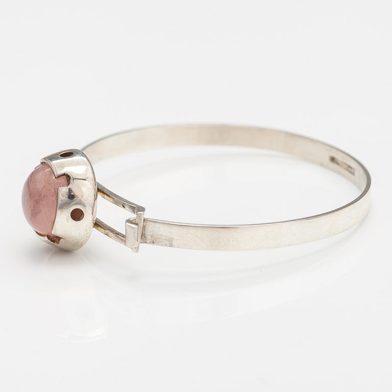 A silver bracelet with a rose quarts. Martti Viikinniemi, Heinola 1966.