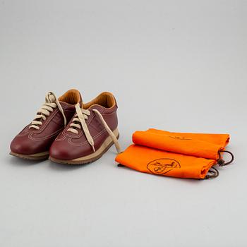 HERMÈS, a pair of leather sneakers size 37.