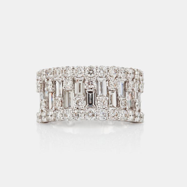 RING med baguette- och briljantslipade diamanter, cirka 3.60 ct.