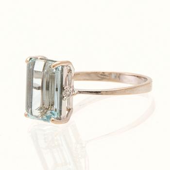 H. Stern ring in 18K white gold with step-cut aquamarine and round brilliant-cut diamonds.