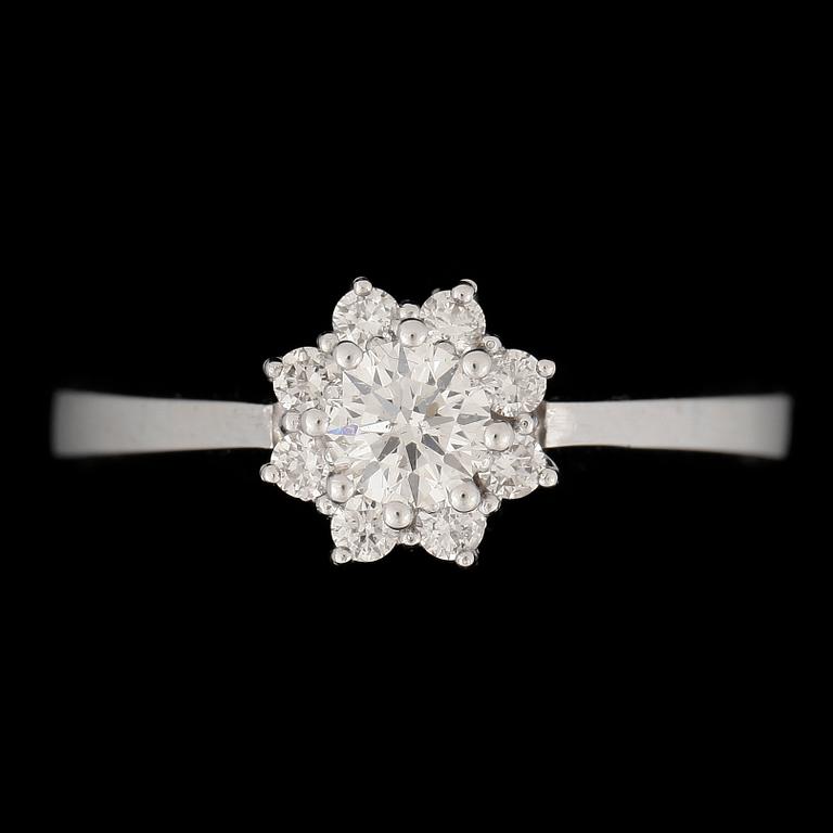 RING, 14k vitguld med briljantslipade diamanter, centralt  ca 0,31 ct samt 8 st tot ca 0,19 ct. Vikt ca 2,74 gram.