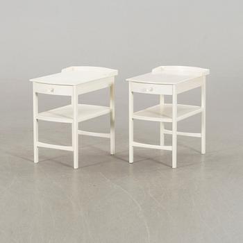 A PAIR OF CARL MALMSTEN BEDSIDE TABLES.