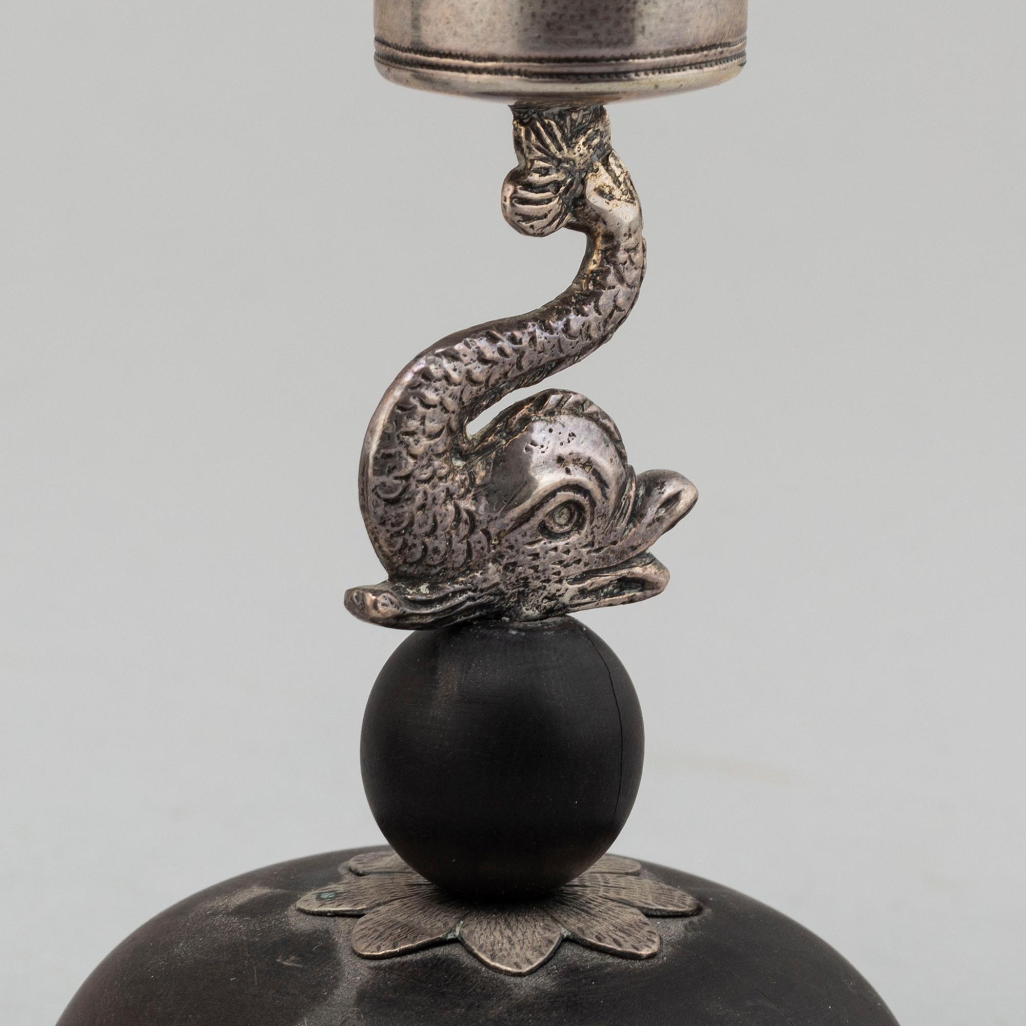 LJUSSTAKAR, ett par, silver och ebenholts, empire, Carl Gustaf Lundgren, Östersund (1867-69).