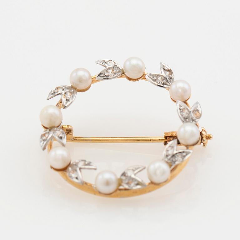 Brooch, 18K gold set with brilliant-cut diamonds and pearls.