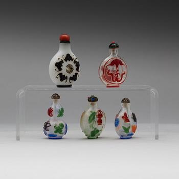 SNUSFLASKOR, fem stycken, pekingglas. Kina, 1900-talets början.