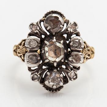 An 18K gold and silver ring with rose cut diamonds ca. 0.57 ct in total. Early 19th century.