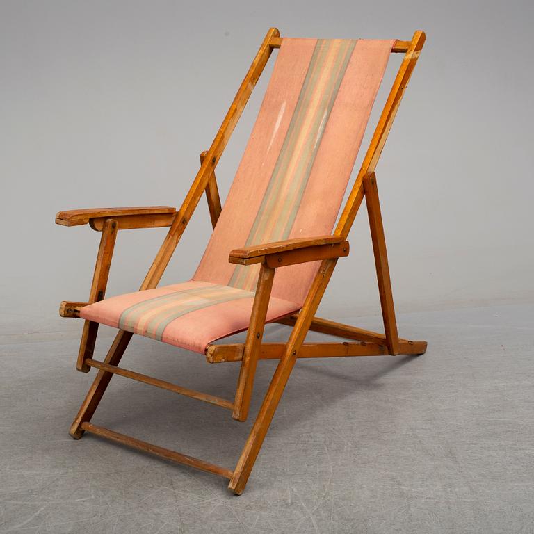 A pair of second half of the 20th century beachchairs.