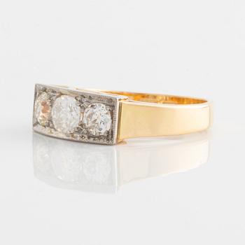 Ring in 18K gold with old-cut diamonds.