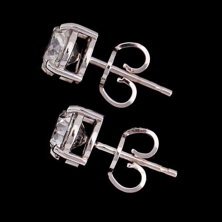ÖRHÄNGEN, 1 par, 18 k vitguld, solitära briljantslipade diamanter tot ca 1.86 ct.