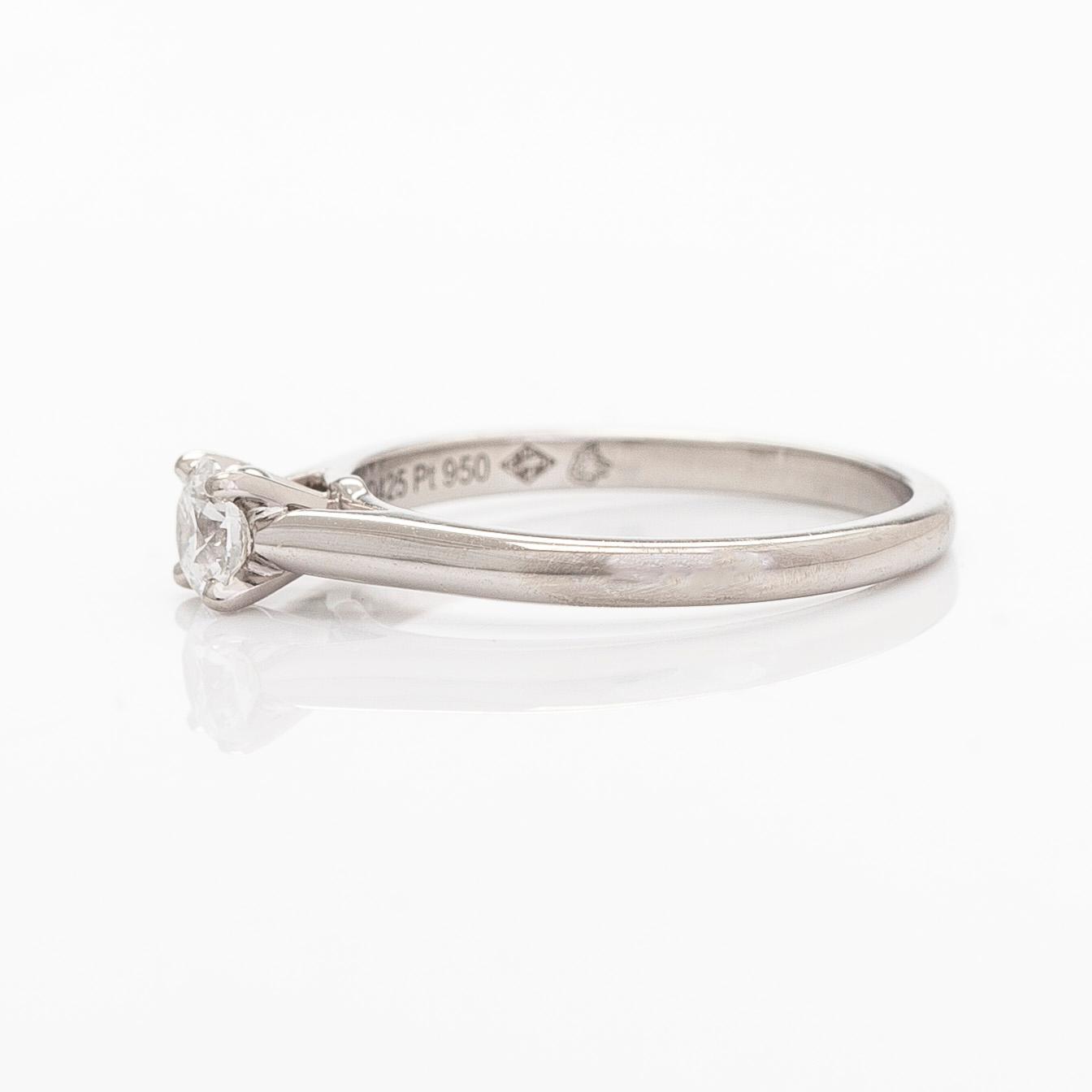Cartier, sormus, platinaa ja briljanttihiottu timantti n. 0.25 ct. GIA-dossier ja sertifikaatilla.