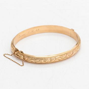 A 14K gold bangle, engraved decoration, Suomen Kultaseppä Oy, Turku 1947.