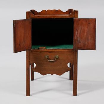 POTTSKÅP, England, 1800-tal.