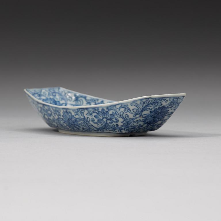 A blue and white stand for a cup, late Qing dynasty with sealmark.