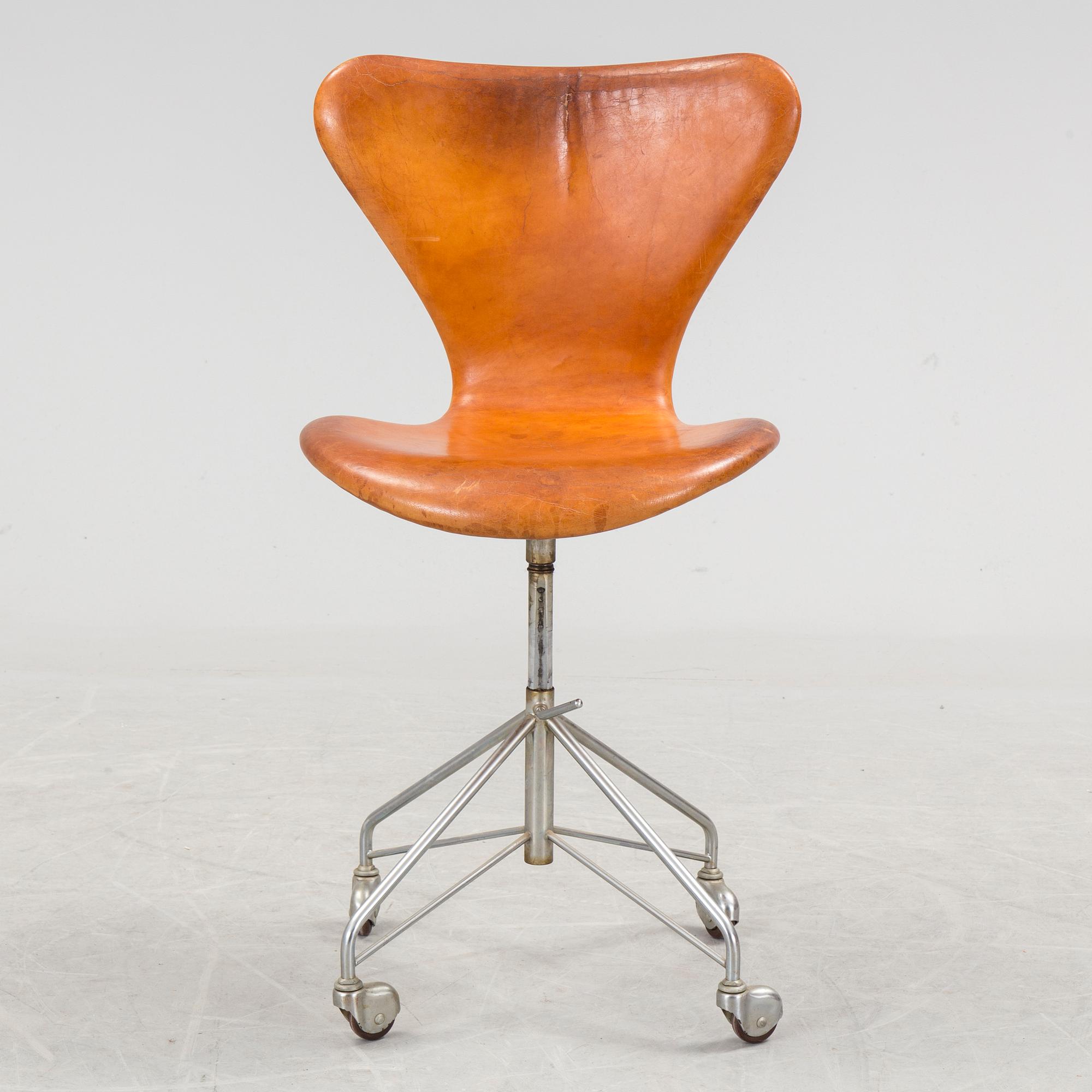 ARNE JACOBSEN, chair, "Sjuan", Fritz Hansen. Nr. 3117.