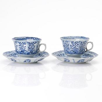 Koppar med fat, 2 stycken, porslin, Qingdynastin, omkring 1900.