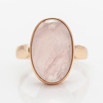 Ring, 14K guld med en cabochon slipad rosenkvarts, Korutuote Oy,  1958.