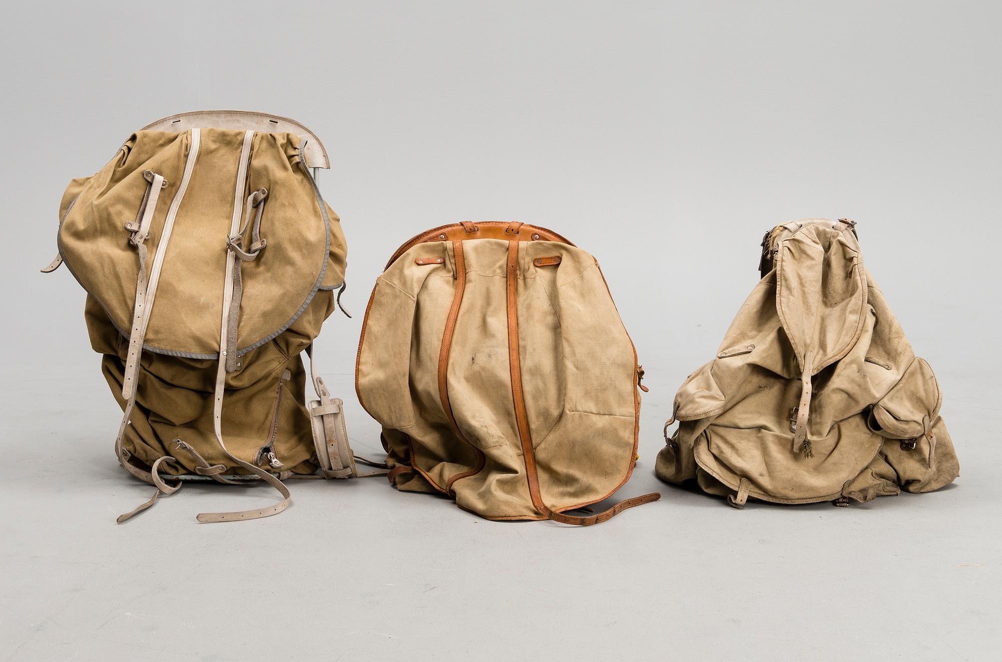 RYGGSÄCKAR, 3 ST, SAMT GASMASK, militär, 1900-talets mitt.