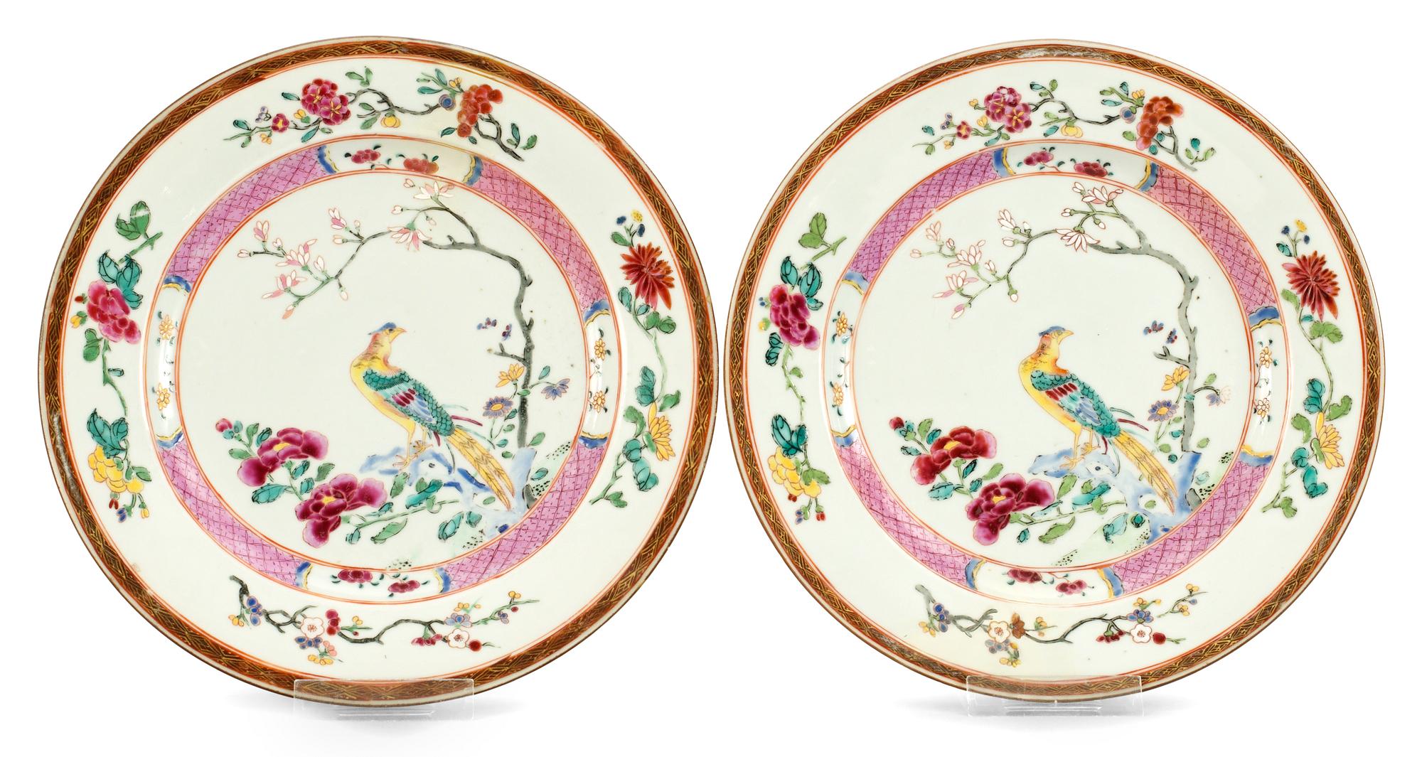 TALLRIKAR, ett par, porslin. Qing dynastin (Qianlong 1735-95).