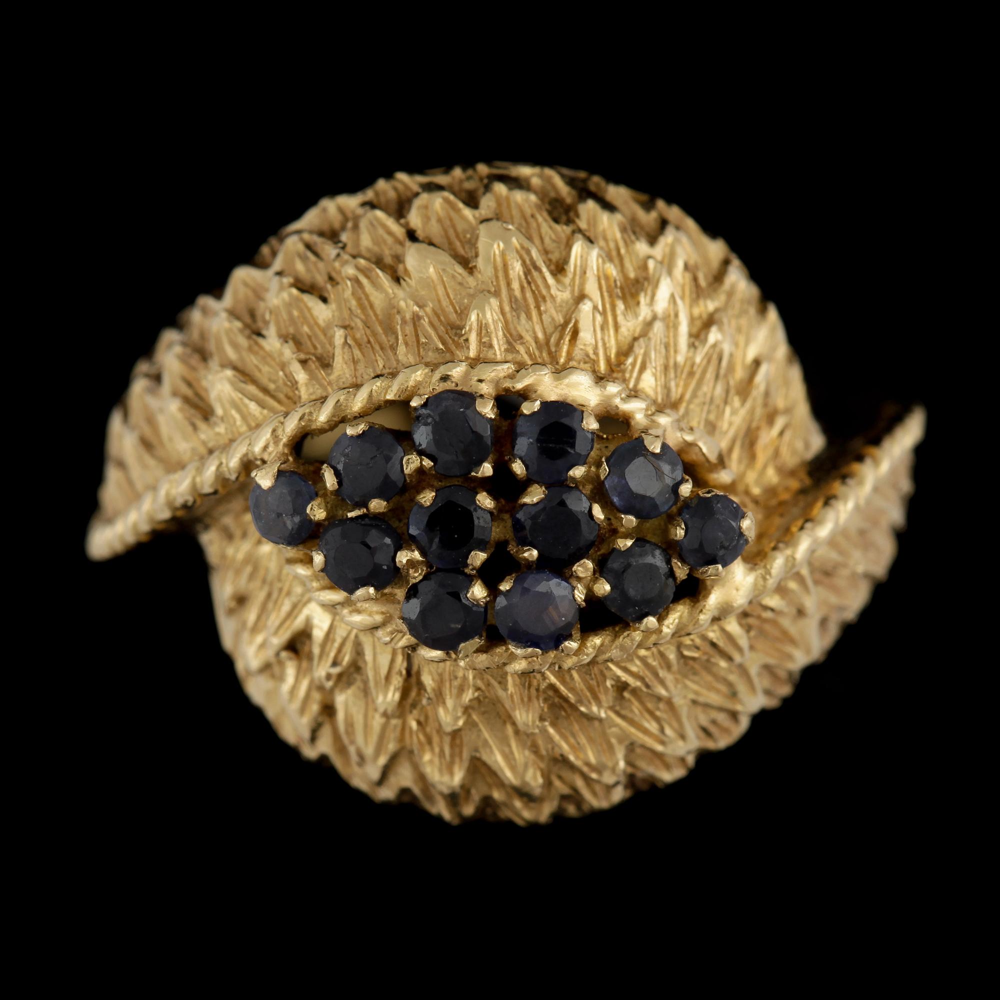 RING, 18k guld med 12 små safirer. Vikt ca 8,9 gram.