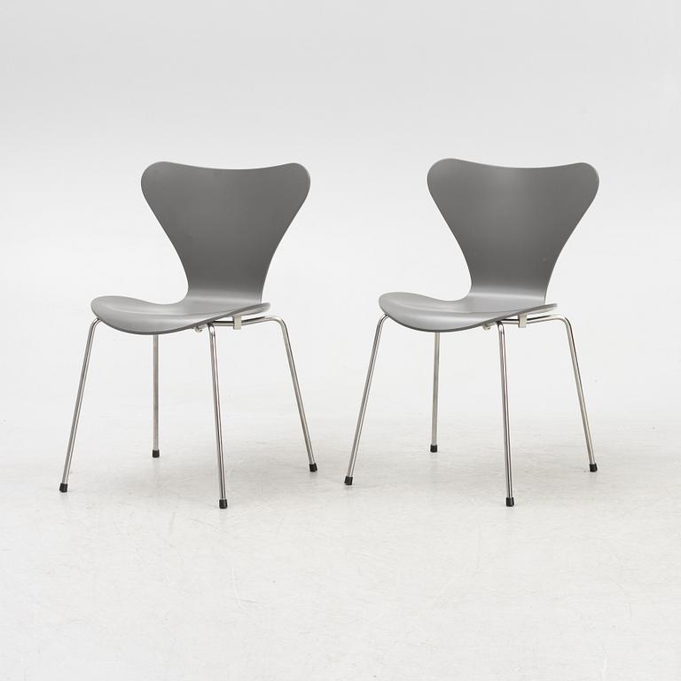Arne Jacobsen, a pair of 'Series 7' chairs, Fritz Hansen, Denmark.