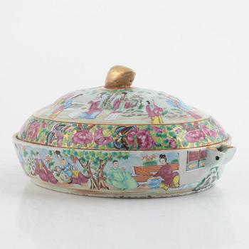 A rose medallion porcelain heating dish with cover, Kanton, China, Qing dynasty, 19th century.