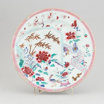 A large famille rose export porcelain dish, Qing dynasty, Yongzheng.